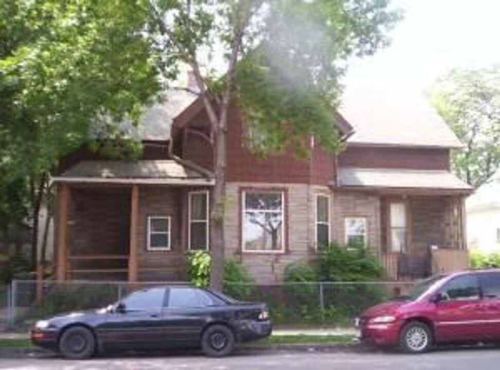 1327 S 14th St in Milwaukee, WI - Building Photo