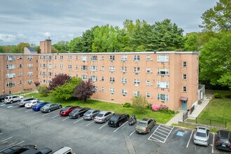 Farmington Arms in New London, CT - Building Photo - Building Photo