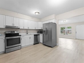 5880 NW 19th St in Lauderhill, FL - Building Photo - Building Photo