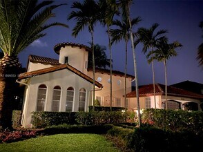 16208 NW 83rd Pl in Miami Lakes, FL - Foto de edificio - Building Photo