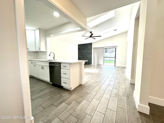 4364 Lake Woodbourne Dr S in Jacksonville, FL - Building Photo - Building Photo