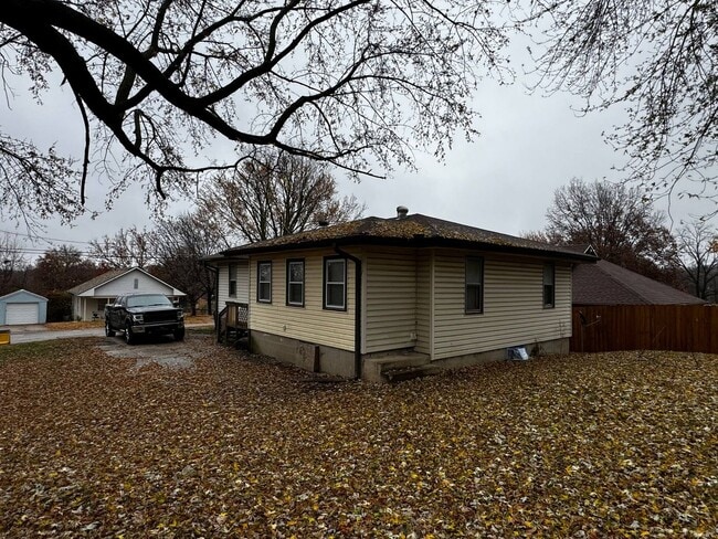 11515 Hackett St in Sugar Creek, MO - Building Photo - Building Photo