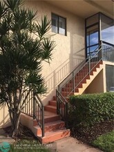 331 Lakeview Dr in Weston, FL - Foto de edificio - Building Photo