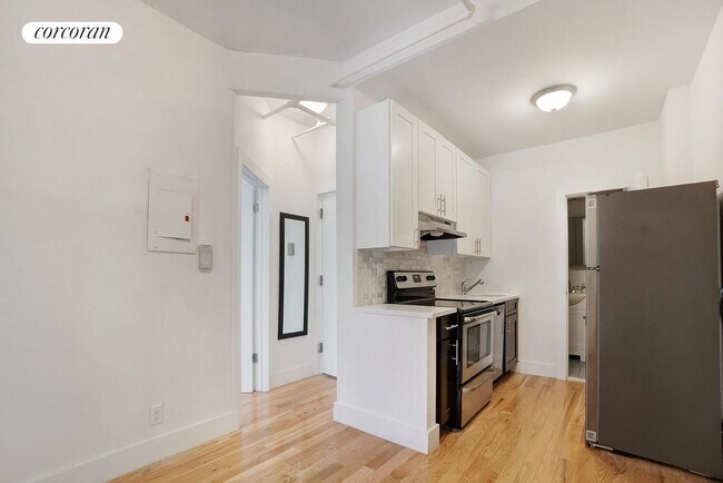 317 W 71st St in New York, NY - Building Photo - Building Photo
