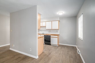 Shady Cove Apartments in Lakewood, OH - Foto de edificio - Interior Photo