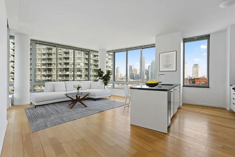4540 Center Blvd in Queens, NY - Building Photo