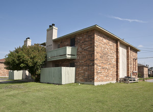 Bull Run Apartments in Taylor, TX - Building Photo - Building Photo