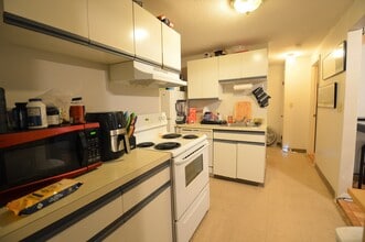 21 Kinross Rd, Unit 1 in Boston, MA - Building Photo - Building Photo