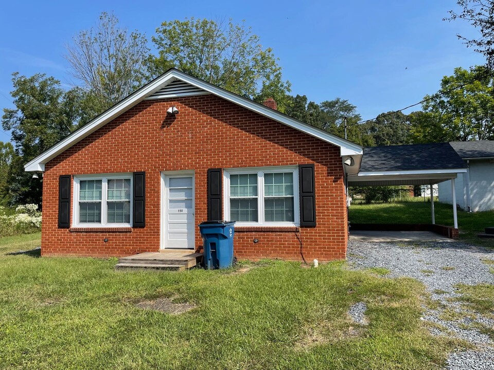 440 Weatherly St in Ramseur, NC - Foto de edificio