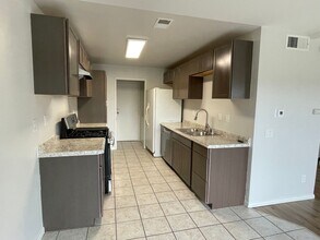 4218 Fiesta Way in Oceanside, CA - Foto de edificio - Building Photo