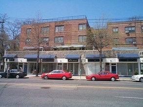 Townhouse Apartments in Great Neck, NY - Building Photo - Building Photo