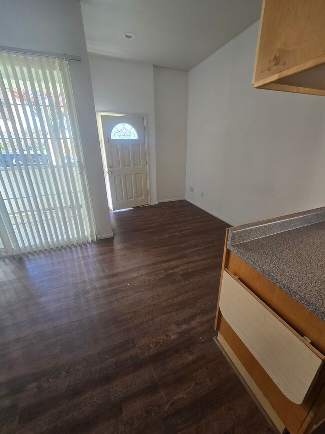 335 E Providencia Ave, Unit 101 in Burbank, CA - Foto de edificio - Building Photo