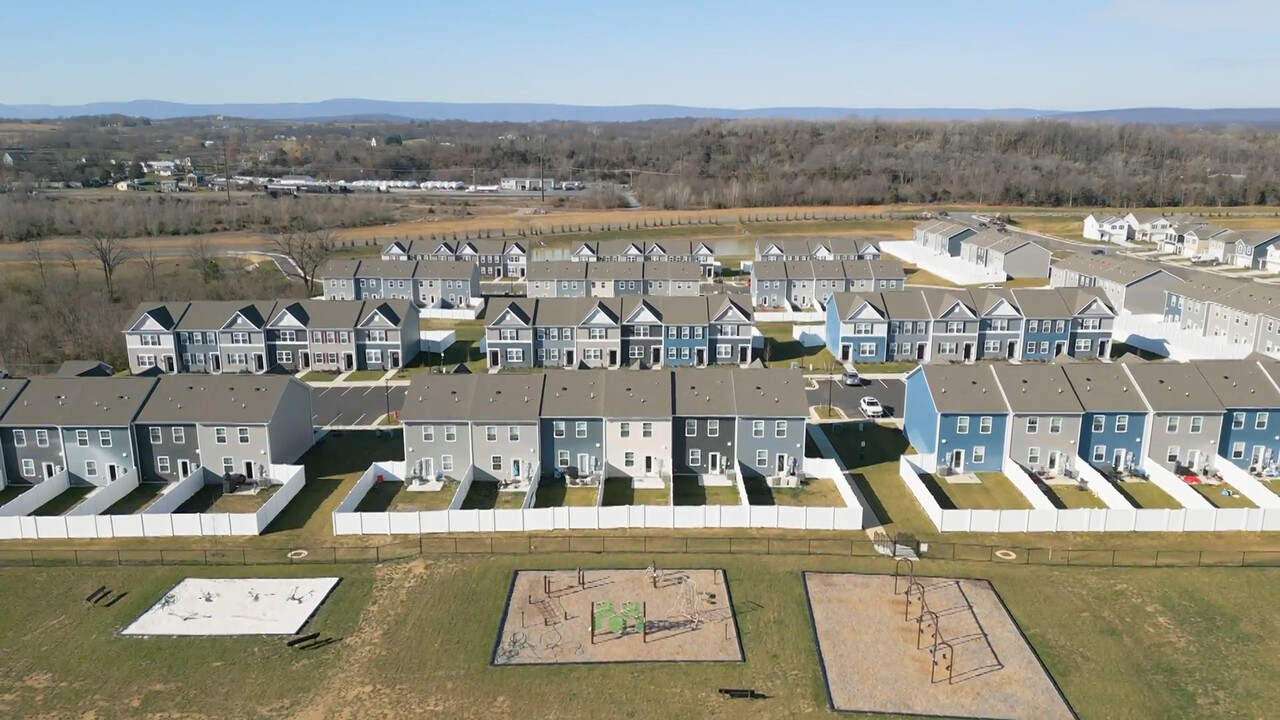 West Wind Townhomes in Stephens City, VA - Foto de edificio