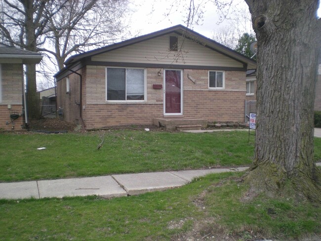 19430 Colman St in Clinton Township, MI - Foto de edificio - Building Photo