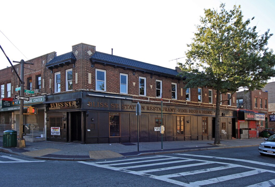 4702 Greenpoint Ave in Long Island City, NY - Building Photo
