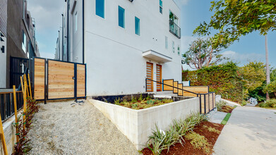 525 N Normandie Ave in Los Angeles, CA - Building Photo - Building Photo