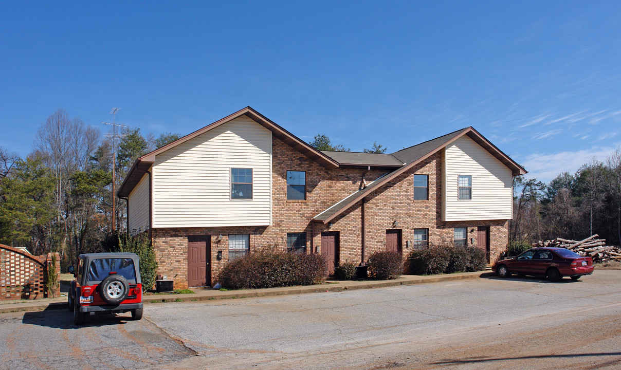 100 Lynn Cir in Easley, SC - Building Photo