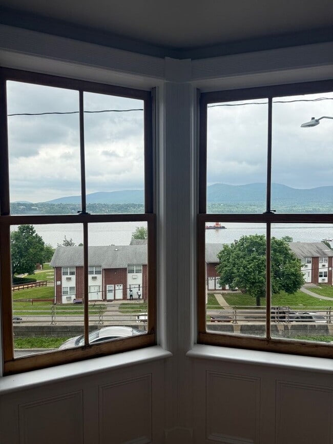 109 Montgomery St in Newburgh, NY - Building Photo - Building Photo
