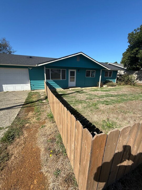 1040 Fenwick St in Coos Bay, OR - Building Photo