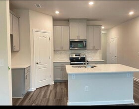 Room in Townhome on Joneshaven Dr in Fuquay Varina, NC - Building Photo - Building Photo