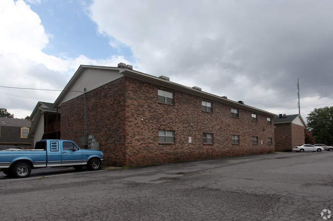 10000 W Markham St in Little Rock, AR - Building Photo - Building Photo