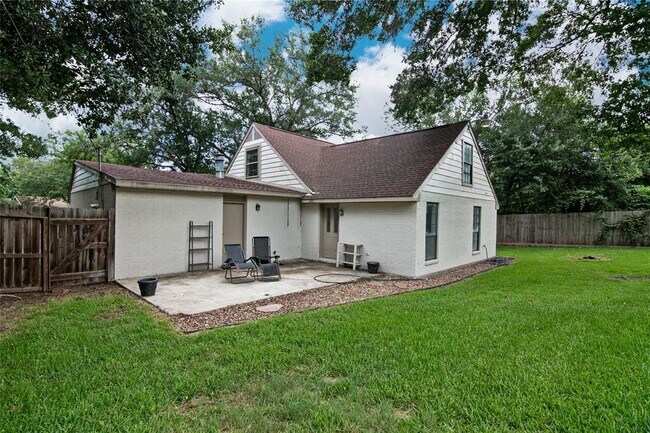2410 Valley Dr in Brenham, TX - Building Photo - Building Photo