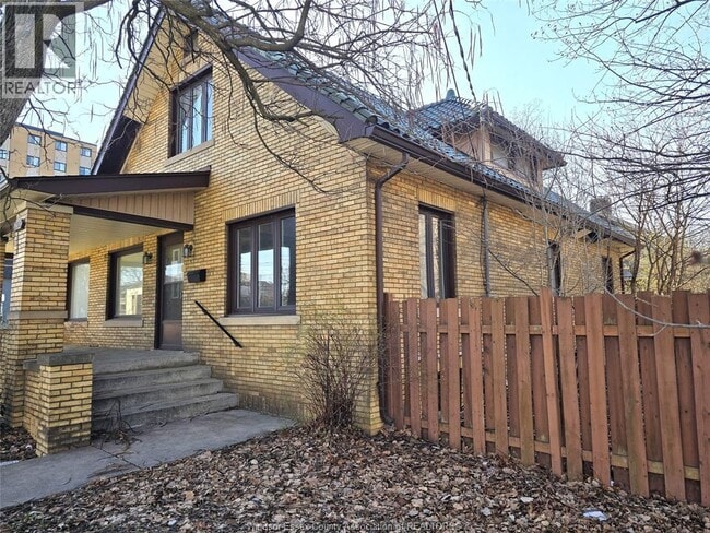2311 University Ave W in Windsor, ON - Foto de edificio - Building Photo