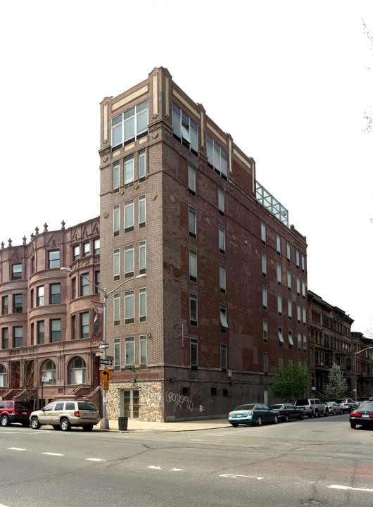 10 Mount Morris W in New York, NY - Building Photo