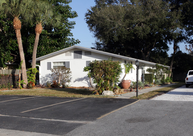 2029 Sandrala Dr in Sarasota, FL - Foto de edificio - Building Photo