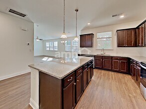 204 Glenwood Dr in Marvin, NC - Foto de edificio - Building Photo