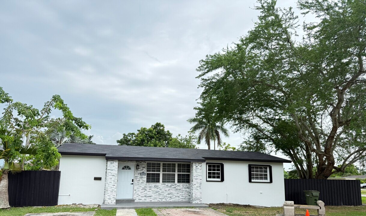 960 NW 11th St in Homestead, FL - Building Photo