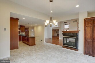 9801 Clydesdale St in Potomac, MD - Foto de edificio - Building Photo