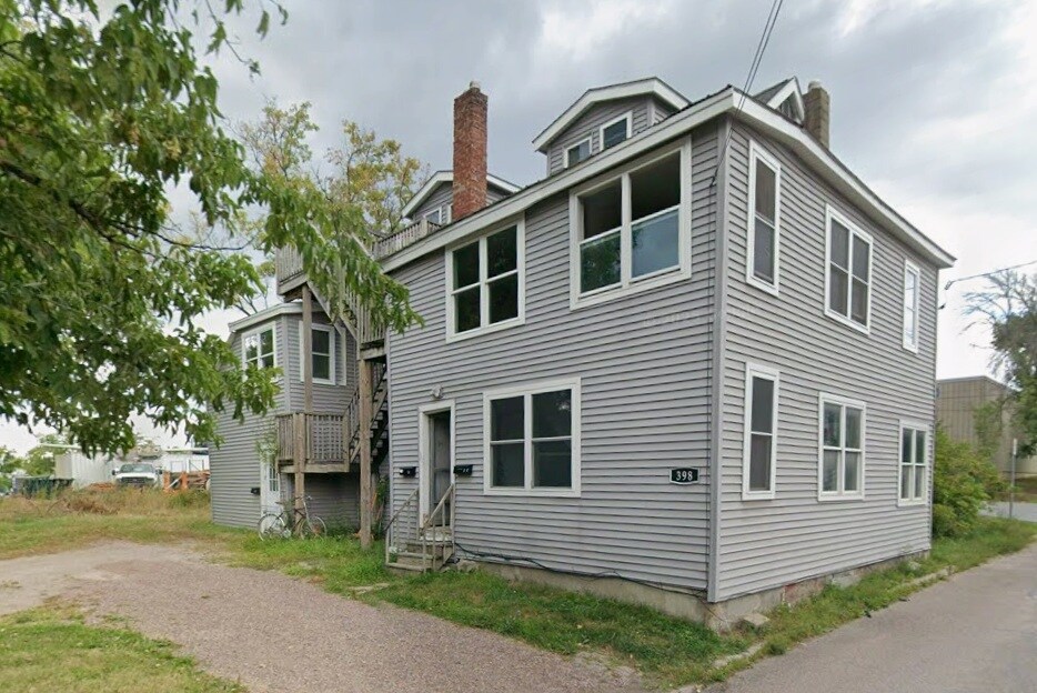 398 Weaver St, Unit 2 in Winooski, VT - Building Photo