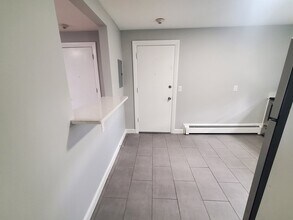 433 B Sea St, Unit 5 in Quincy, MA - Foto de edificio - Building Photo