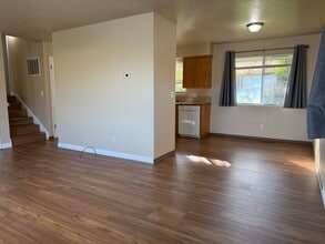 806 W 6th Ave in Selah, WA - Building Photo - Building Photo