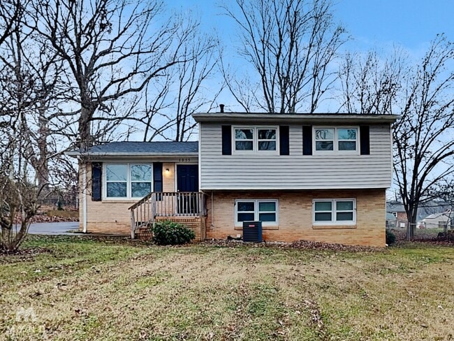 1835 Mountainbrook Dr