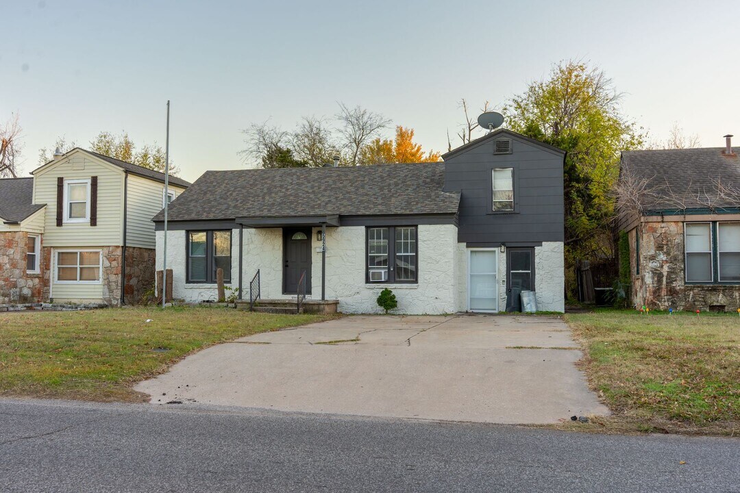 5924 NW 42nd St in Warr Acres, OK - Building Photo