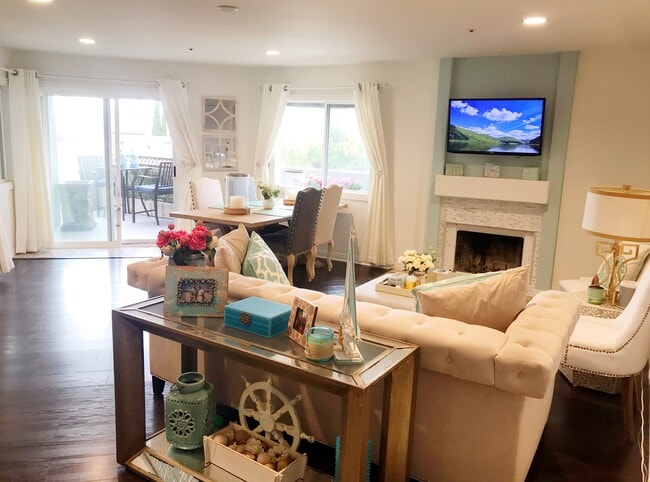 400 Lake St, Unit 105 in Huntington Beach, CA - Building Photo - Building Photo