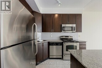 225 Webb Dr in Mississauga, ON - Building Photo - Building Photo