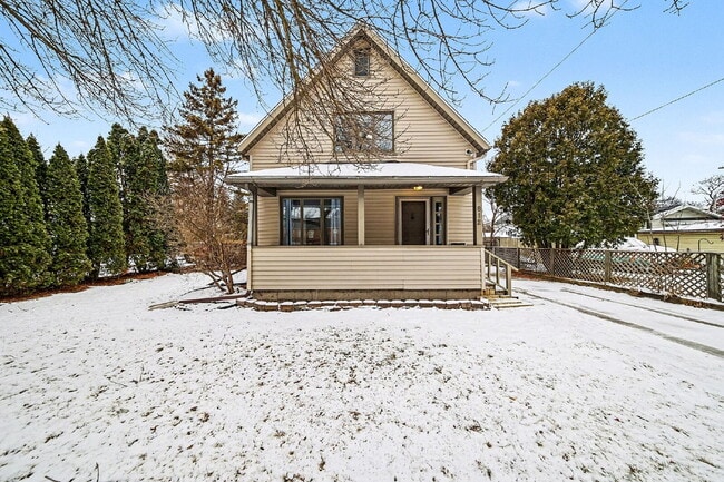 property at 812 E Grove St