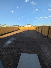 635 Whoopers Lp in Uhland, TX - Foto de edificio - Building Photo