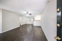 10729 Braes Bend Dr in Houston, TX - Building Photo - Building Photo