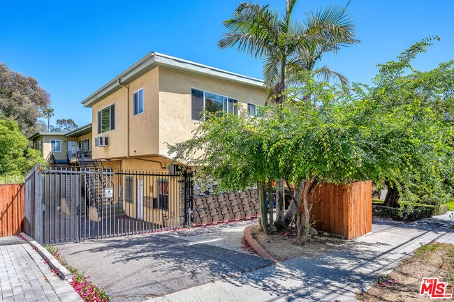 property at 1648 Edgecliffe Dr