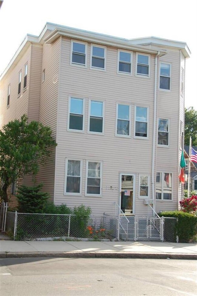 1262 Broadway, Unit 3 in Somerville, MA - Building Photo - Building Photo