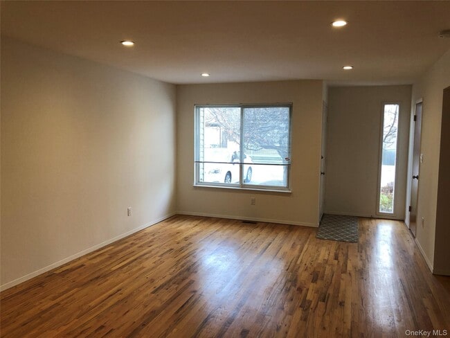 7 B Orchard Beach Rd in Port Washington, NY - Building Photo - Building Photo