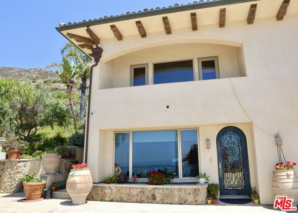 4440 Encinal Canyon Rd in Malibu, CA - Foto de edificio