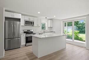 34 Cross St, Unit 34 Cross St #1 Auburn Hills MI 48326 in Auburn Hills, MI - Building Photo