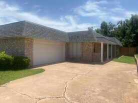 2902 Pine Ridge Rd in Oklahoma City, OK - Building Photo