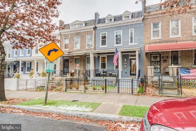 241 Rock Creek Church Rd NW in Washington, DC - Foto de edificio - Building Photo