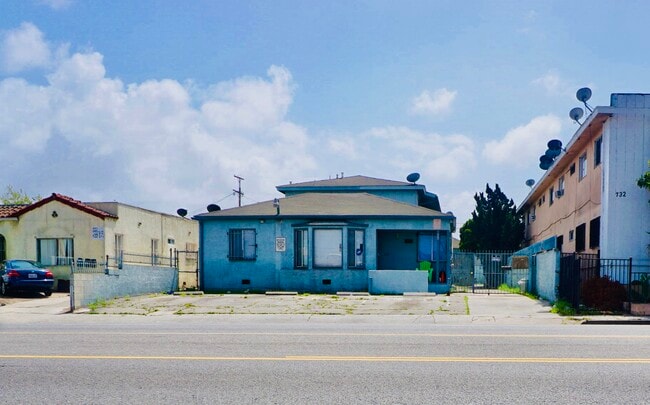 726 W Imperial Hwy in Los Angeles, CA - Building Photo - Building Photo